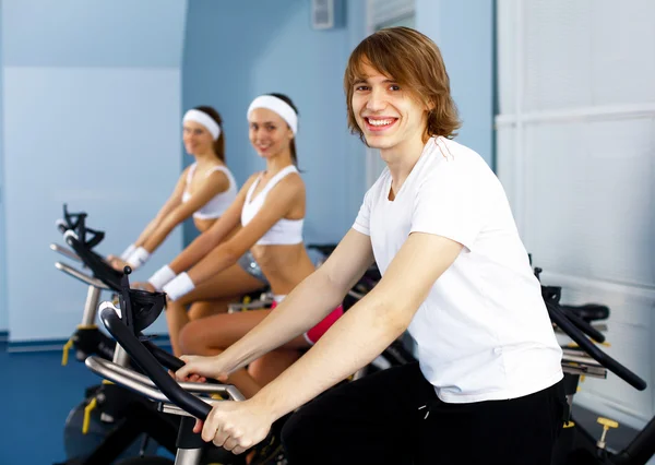 Young man doing sport in gym — Stock Photo, Image