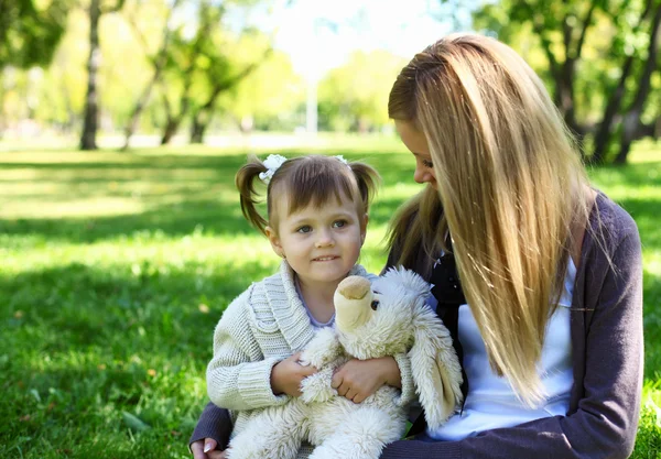 Malá dívka si hraje s matkou v letním parku — Stock fotografie
