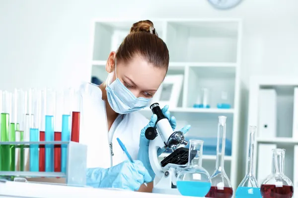 Jovem cientista trabalhando em laboratório — Fotografia de Stock