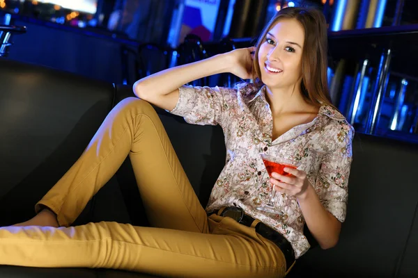 Приваблива жінка в нічному клубі з випивкою — стокове фото