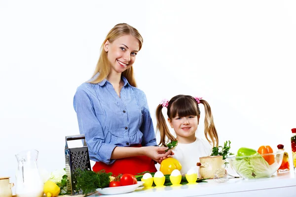 Jovem mãe cozinhar em casa com seu daoghter — Fotografia de Stock