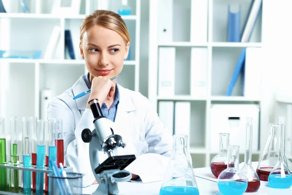 Ung forskare som arbetar i laboratoriet — Stockfoto