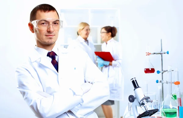 Cientistas em laboratório — Fotografia de Stock