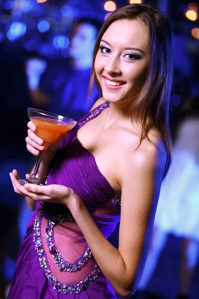 Jovem mulher se divertindo na discoteca disco — Fotografia de Stock