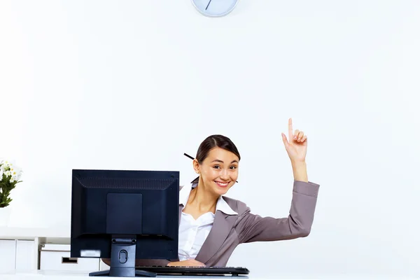 Young woman generating ideas in office — Stock Photo, Image