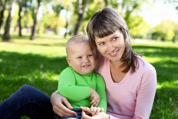 Junge Mutter mit ihrem Sohn im Sommerpark — Stockfoto