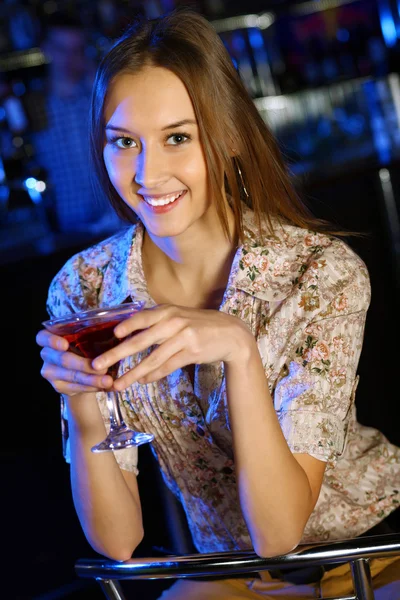 Mulher atraente no clube noturno com uma bebida — Fotografia de Stock