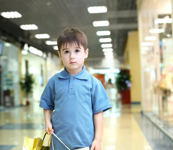 Küçük çocuk alışveriş yaparken — Stok fotoğraf