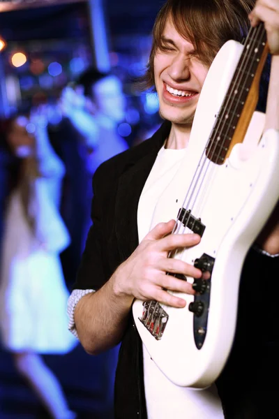 Joven guitarrista actuando en club nocturno — Foto de Stock