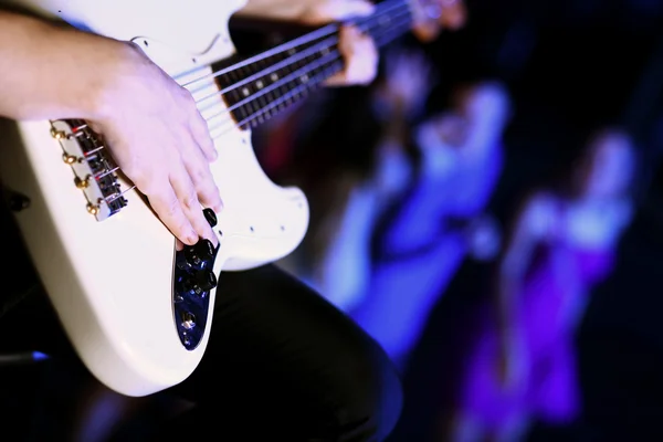 Joven guitarrista actuando en club nocturno —  Fotos de Stock