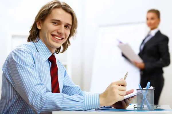 Молодой бизнесмен на работе в офисе — стоковое фото