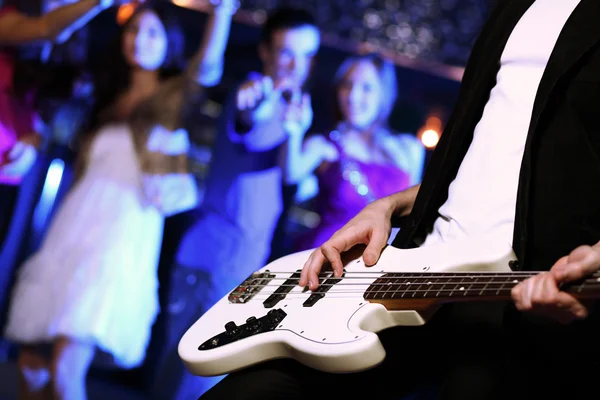 Young guitar player performing in night club — Stock Photo, Image