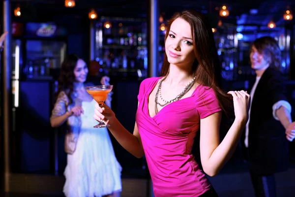 젊은 여성이 나이트 클럽 디스코에 재미 — 스톡 사진