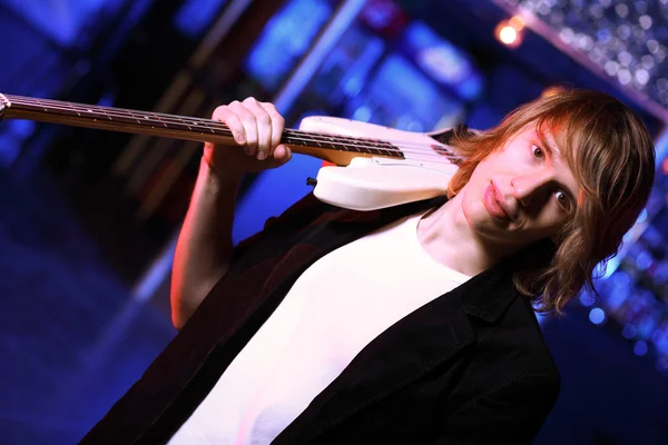 Nuori kitaristi esiintymässä yökerhossa — kuvapankkivalokuva