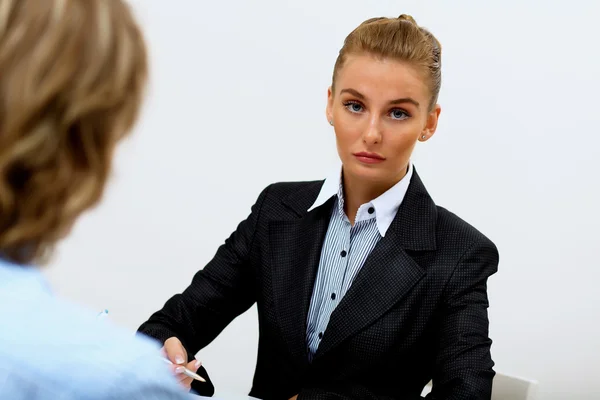 Porträt einer Geschäftsfrau im Amt — Stockfoto