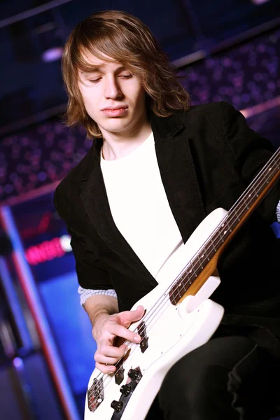 在夜总会中执行的年轻吉他手 — 图库照片