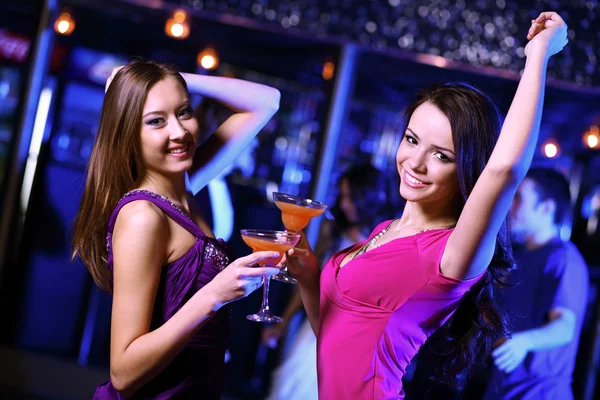 Ung kvinna att ha roligt på nattklubb disco — Stockfoto