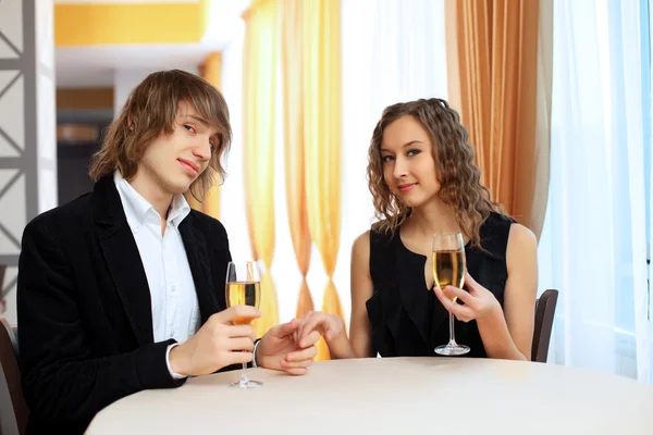 Pareja en un restaurante con champán — Foto de Stock