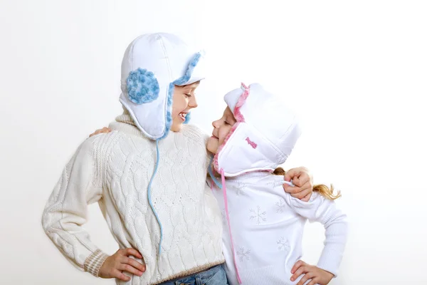 Criança no inverno desgaste contra fundo branco — Fotografia de Stock