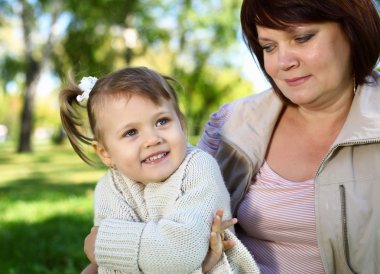 Büyükanne ile onun küçük granddaghter Parkı