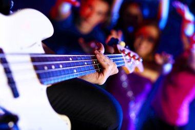 gece kulübünde gerçekleştiren genç gitarist