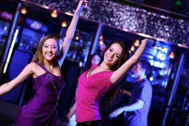 genç bir kadın gece kulübü disco eğlenmek