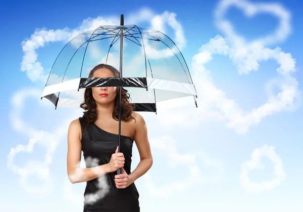 Jolie jeune femme avec parapluie et coeurs — Photo