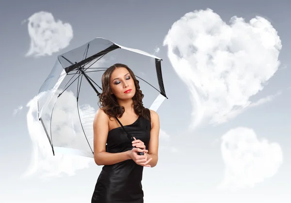 Jolie jeune femme avec parapluie et coeurs — Photo