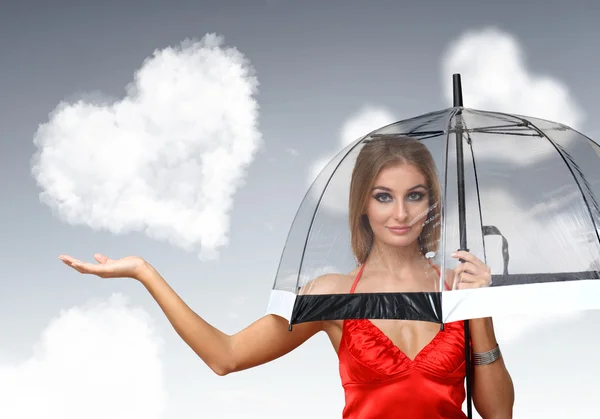 漂亮的年轻女人伞与心 — 图库照片