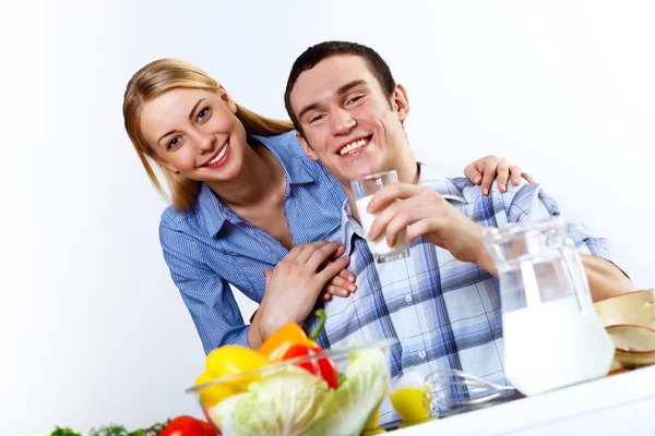 Чоловік і дружина разом п'яніють вдома — стокове фото