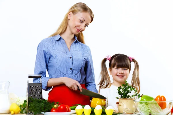 Jonge moeder koken thuis met haar daoghter — Stockfoto