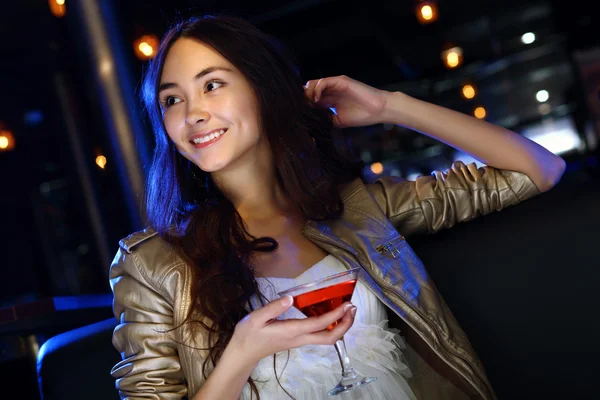 Attraktiv kvinna i nattklubb med en drink — Stockfoto