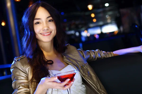 ドリンクを飲みながら夜のクラブで魅力的な女性 — ストック写真