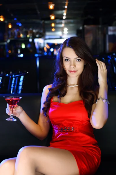 Atraktivní žena v nočním klubu s nápojem — Stock fotografie