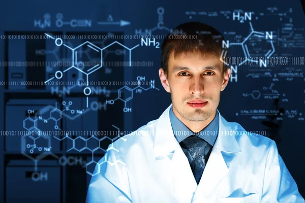 실험실에서 일 하는 젊은 화학자 — 스톡 사진