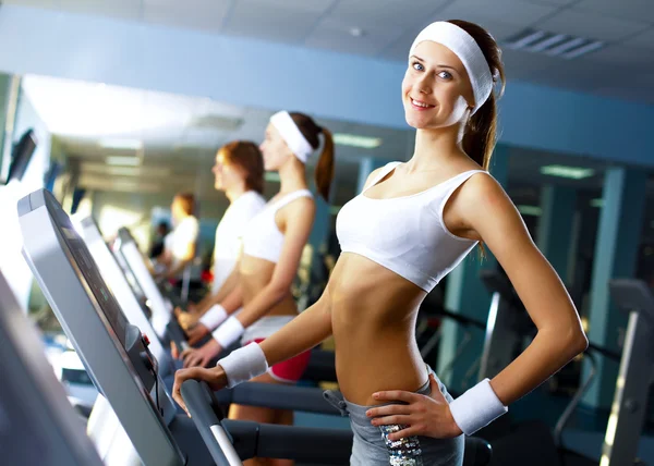 Junge Frau beim Sport im Fitnessstudio — Stockfoto