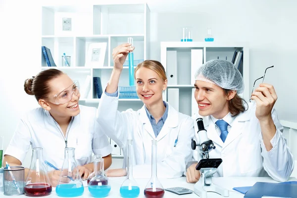 Laboratuvarda çalışan genç bilim adamları — Stok fotoğraf