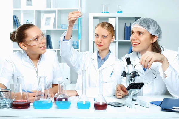 Jeunes scientifiques travaillant en laboratoire — Photo