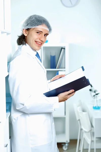 Giovane medico in uniforme bianca — Foto Stock