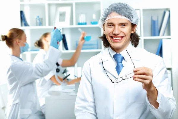 Young scientists working in laboratory — Stock Photo, Image