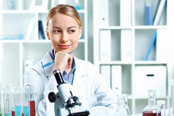 Jonge wetenschapper werkzaam in het laboratorium — Stockfoto