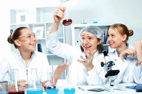 Молодих вчених, що працюють в лабораторії — стокове фото
