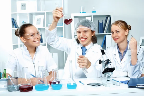 Jovens cientistas que trabalham em laboratório — Fotografia de Stock