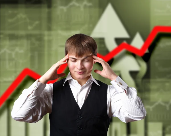 Fiatal üzletember ellen pénzügyi grafikonok — Stock Fotó