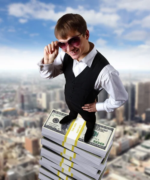 Jonge zakenman met money symbolen — Stockfoto