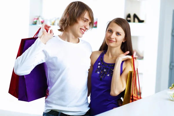 Молодая пара делает покупки вместе — стоковое фото