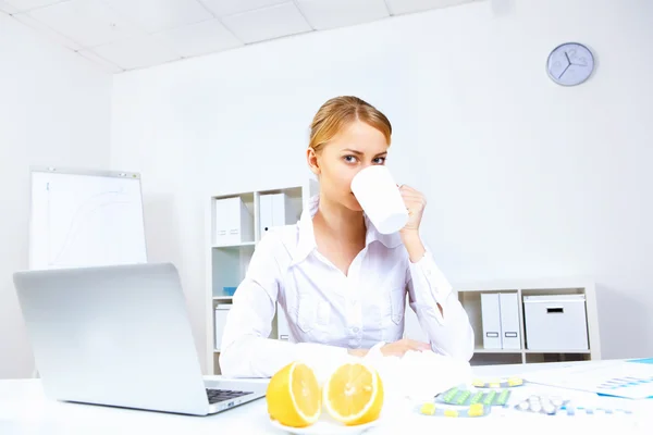 Mit Erkältung und Grippe am Arbeitsplatz — Stockfoto
