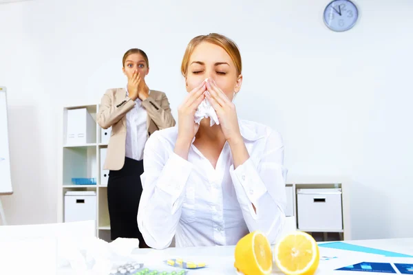 Com frio e gripe no local de trabalho — Fotografia de Stock