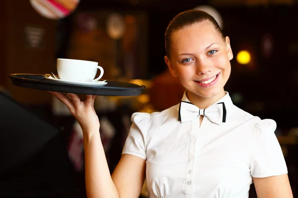 Portret młoda kelnerka trzyma tacę — Zdjęcie stockowe