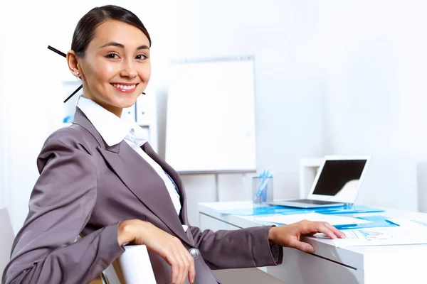 사무실에서 일 하는 비즈니스 착용에 젊은 여자 — 스톡 사진